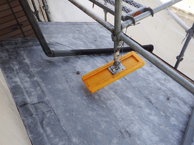 足場を上げて防水紙を設置しているところ