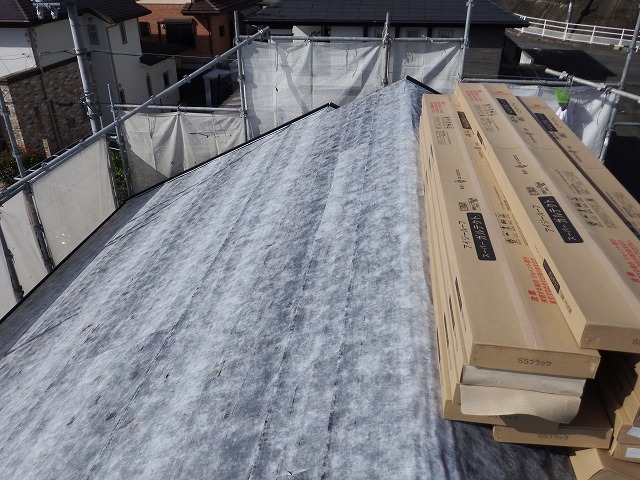 ガルテクトを重ね葺きしていく屋根の状態