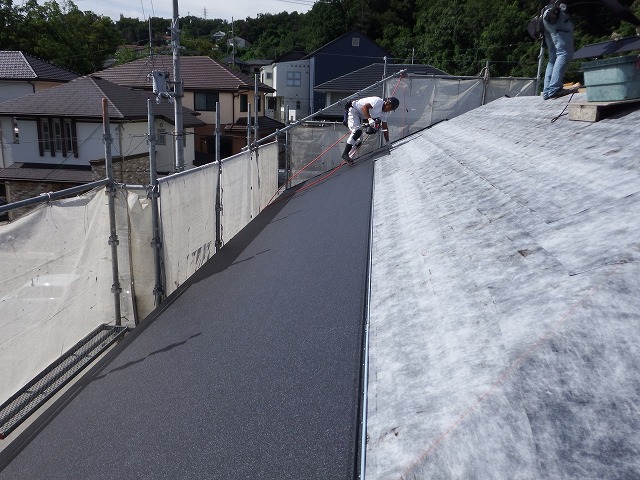 ガルテクトの重ね葺きを始めていく屋根
