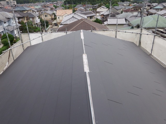 ガルテクトを重ね葺きしている大屋根