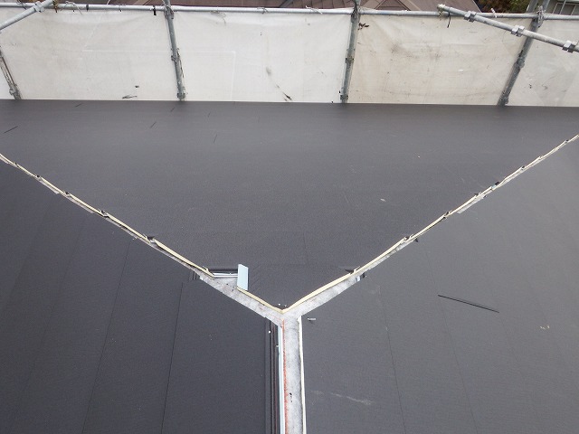 大屋根のつなぎ目部分である隅棟