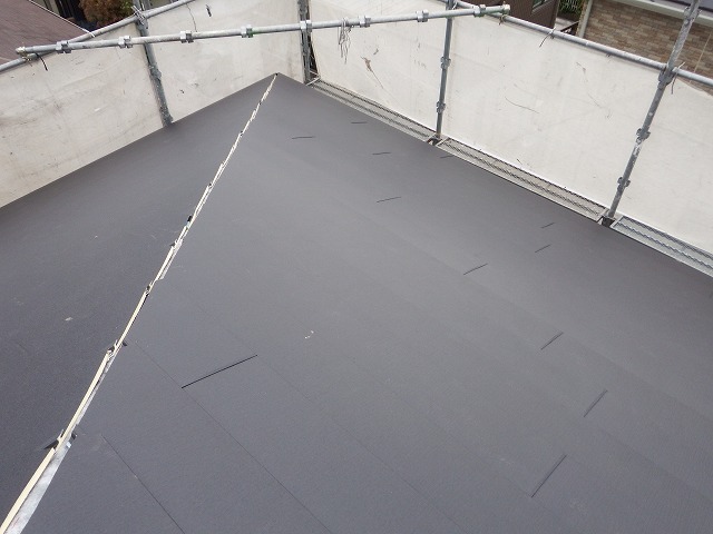 スーパーガルテクトを屋根に重ね葺きしている