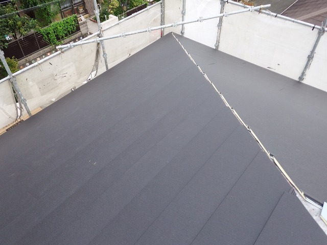 スーパーガルテクトを屋根に重ね葺きしている