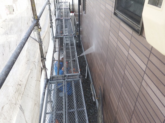 外壁の汚れを綺麗に洗浄しています