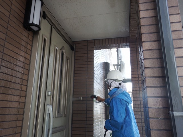 玄関扉を綺麗に洗浄