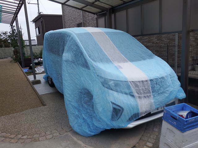 車を汚さないように養生しているところ