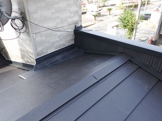 奈良県三郷町で屋根にスーパーガルテクト屋根、完工