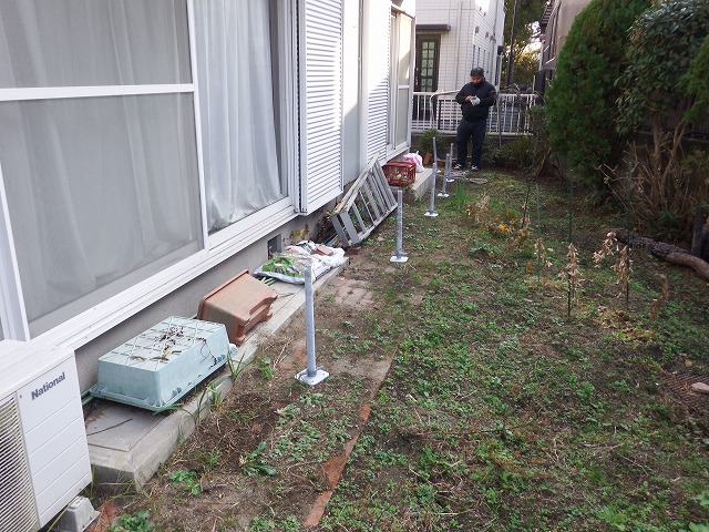 奈良市東登美ケ丘の屋根工事の足場設置、ジャッキベース配置