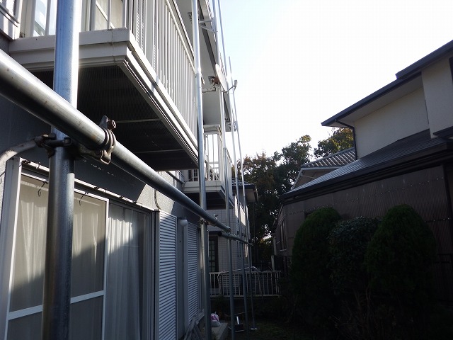 奈良市東登美ケ丘の屋根工事の足場設置、横柱設置