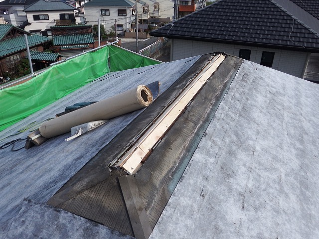 奈良市東登美ケ丘のカバー工法による屋根工事、換気棟撤去後の施工