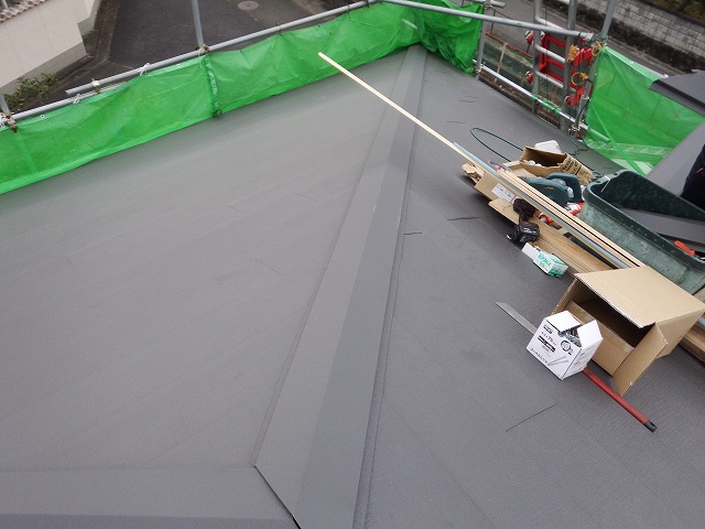 奈良市東登美ケ丘のカバー工法による屋根工事、棟板金の設置