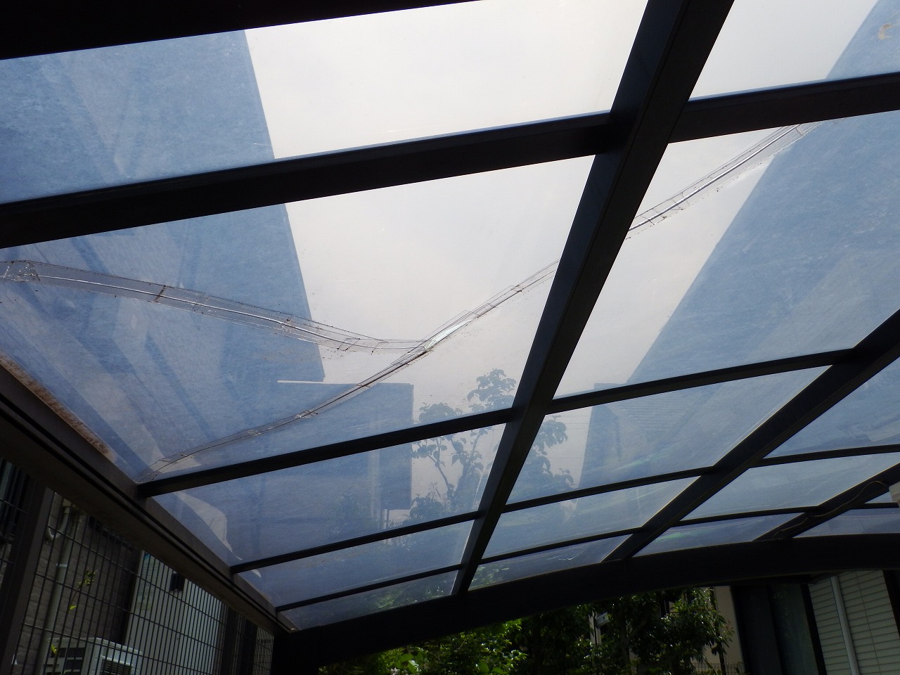 生駒市の割れたカーポート屋根の無料点検