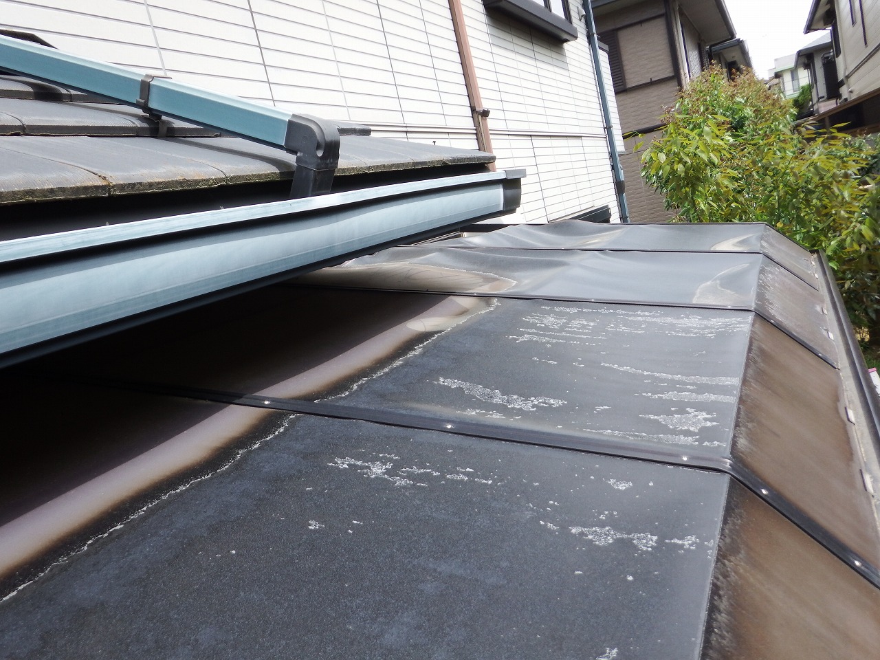 生駒市の歪んだテラス屋根の無料点検