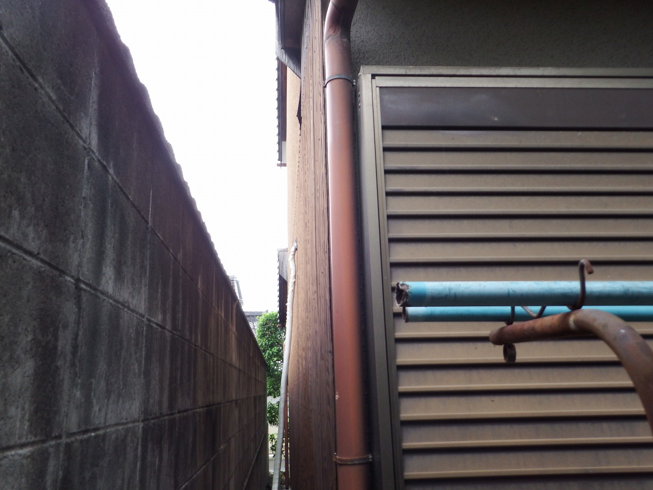 橿原市の２階建瓦屋根の住宅の竪樋