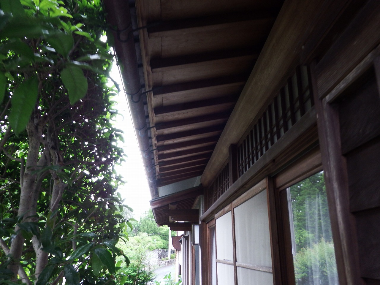 橿原市の２階建瓦屋根の住宅の雨樋