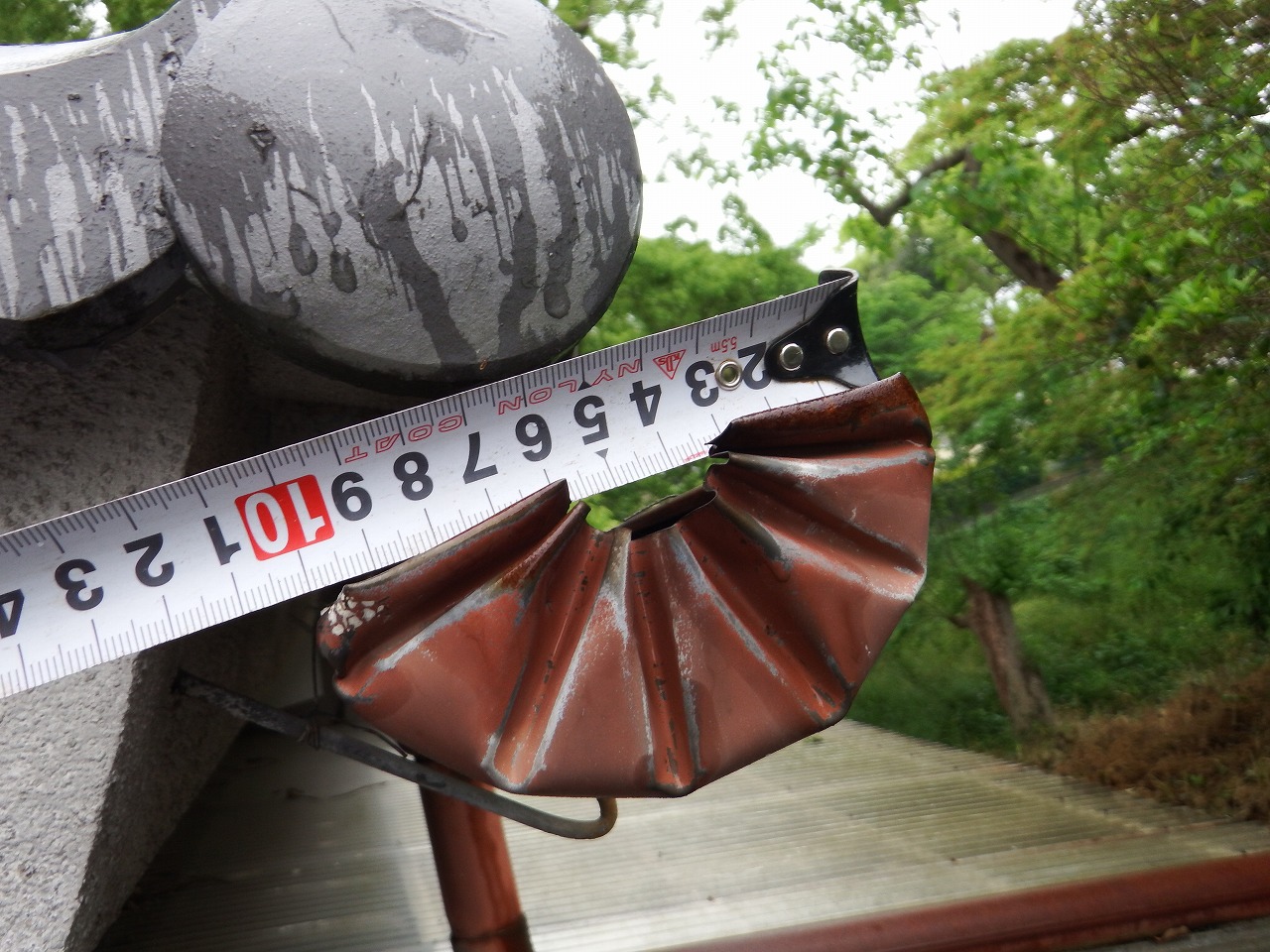 橿原市の瓦屋根の住宅の雨樋の止まりの菊絞り