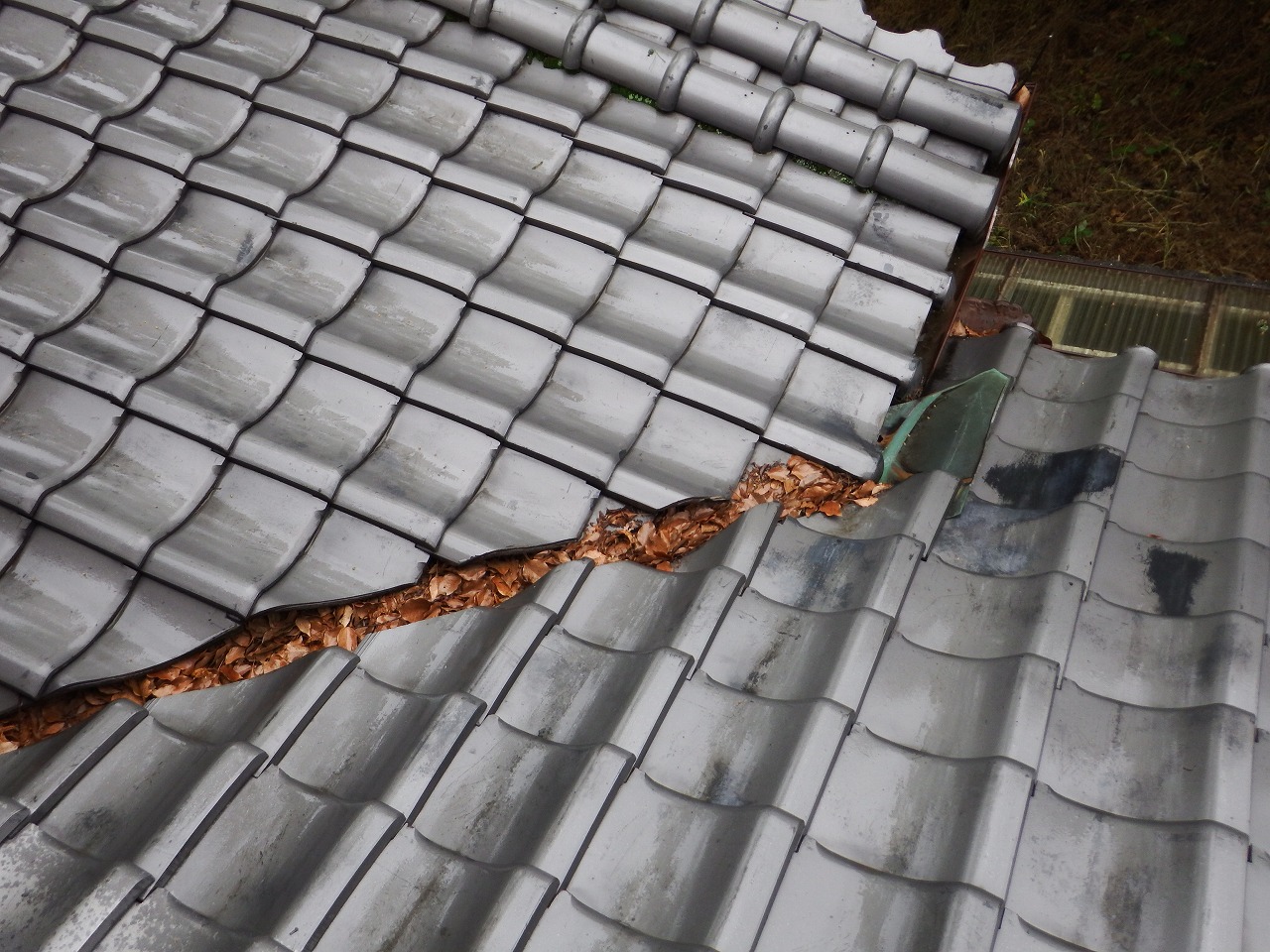 橿原市の２階建瓦屋根の住宅の谷樋