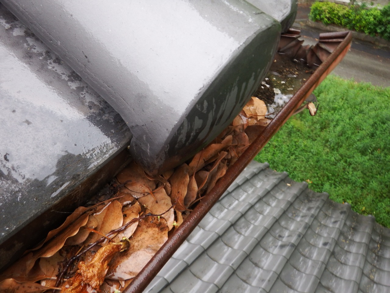 橿原市の瓦屋根の住宅の落ち葉の妻った雨樋