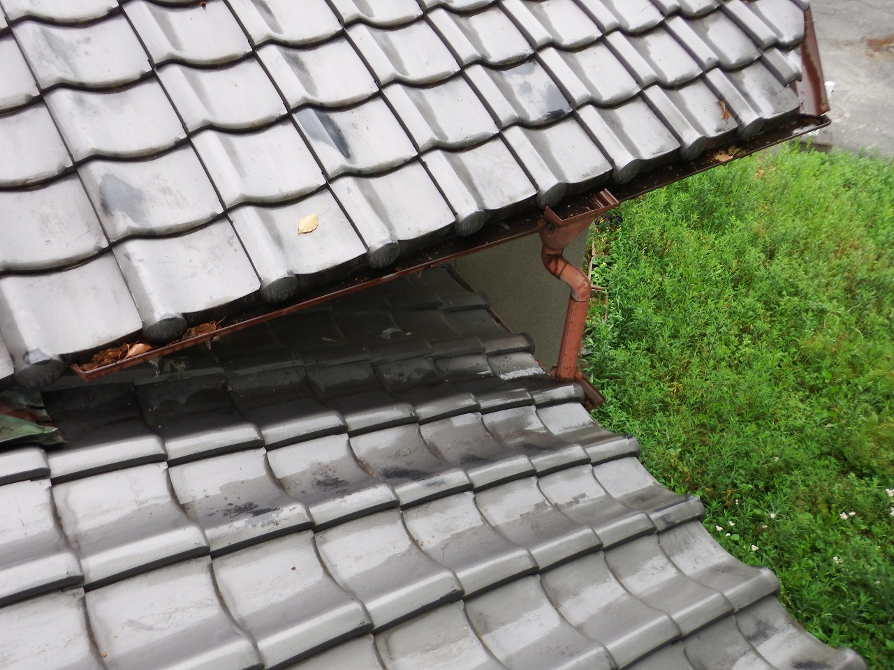 橿原市の２階建瓦屋根の住宅の雨樋