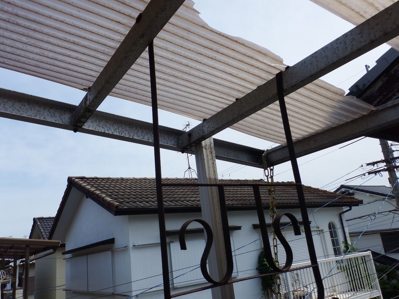 奈良市の強風で穴が空いたベランダ屋根