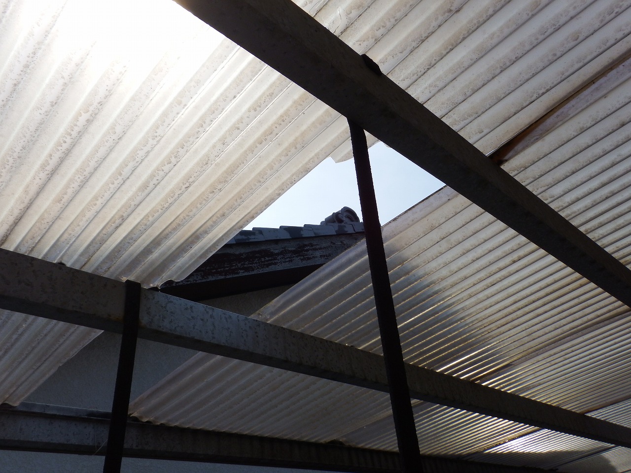 奈良市の強風で穴が空いたベランダ屋根