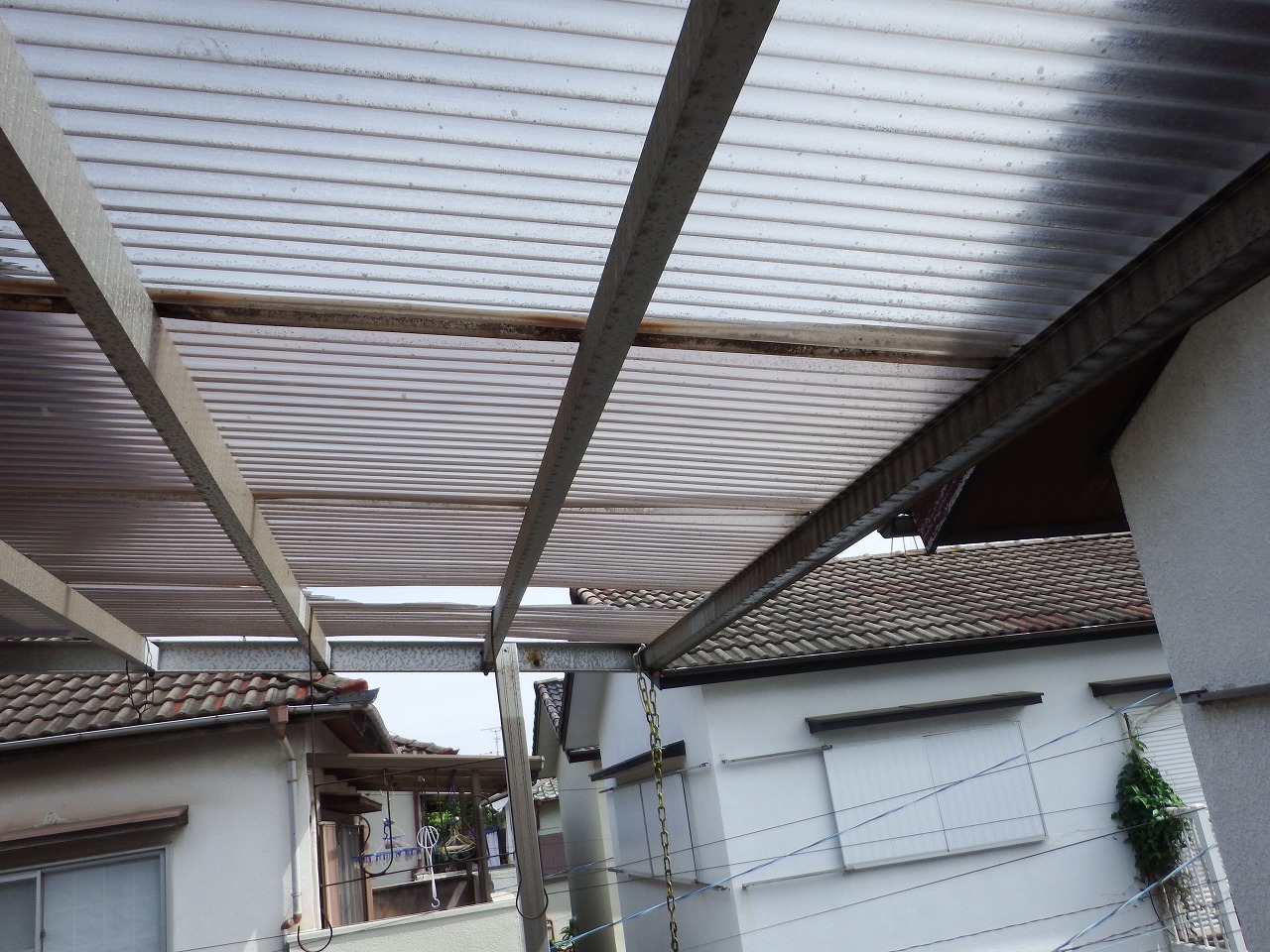 奈良市の強風で穴が空いたベランダ屋根