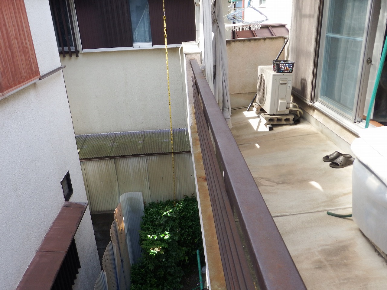 奈良市の強風で屋根に穴が空いたベランダ