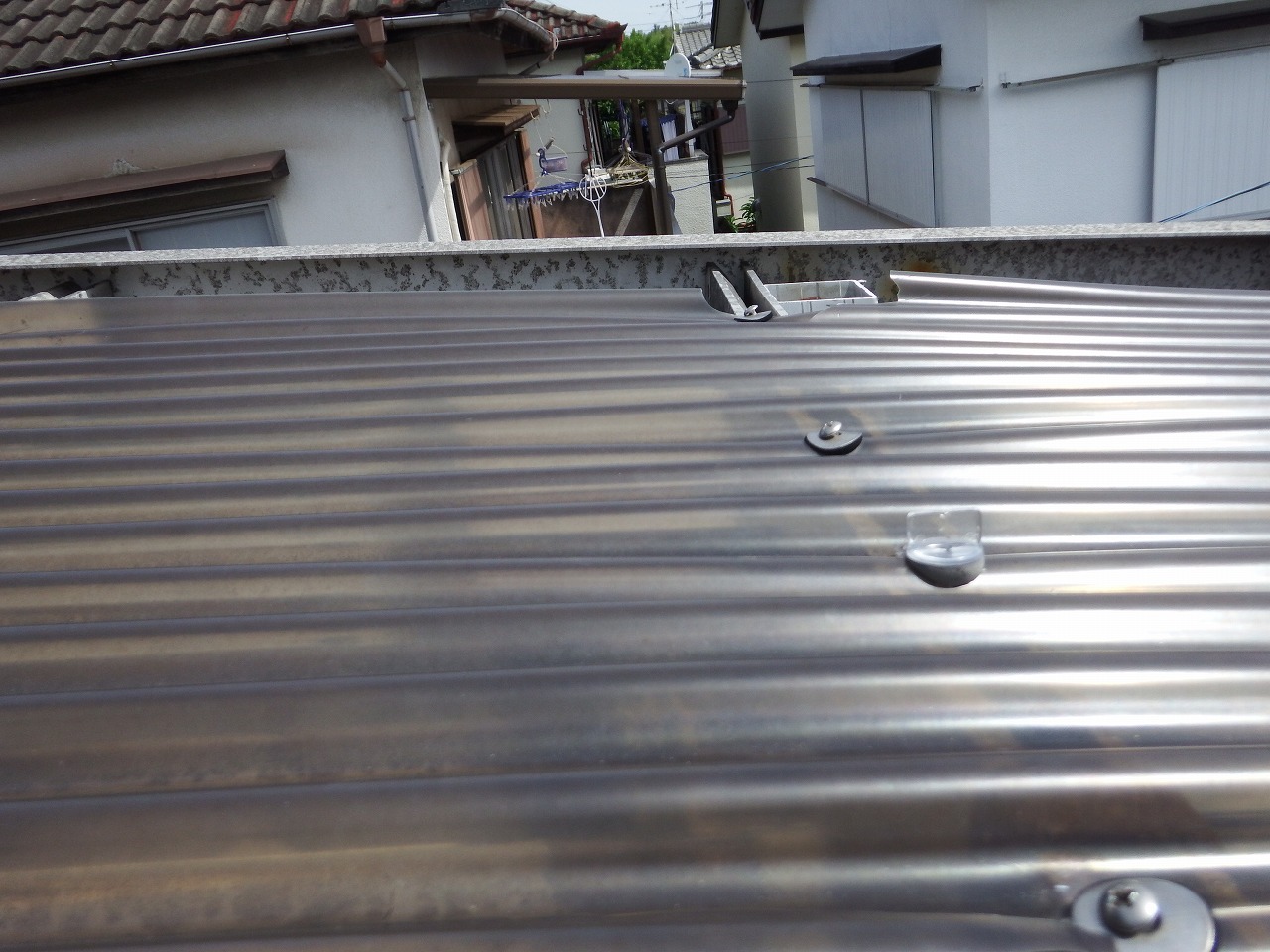 奈良市の強風で穴が空いたベランダ屋根