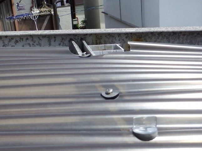 奈良市のベランダ屋根の緩んだフックボルト