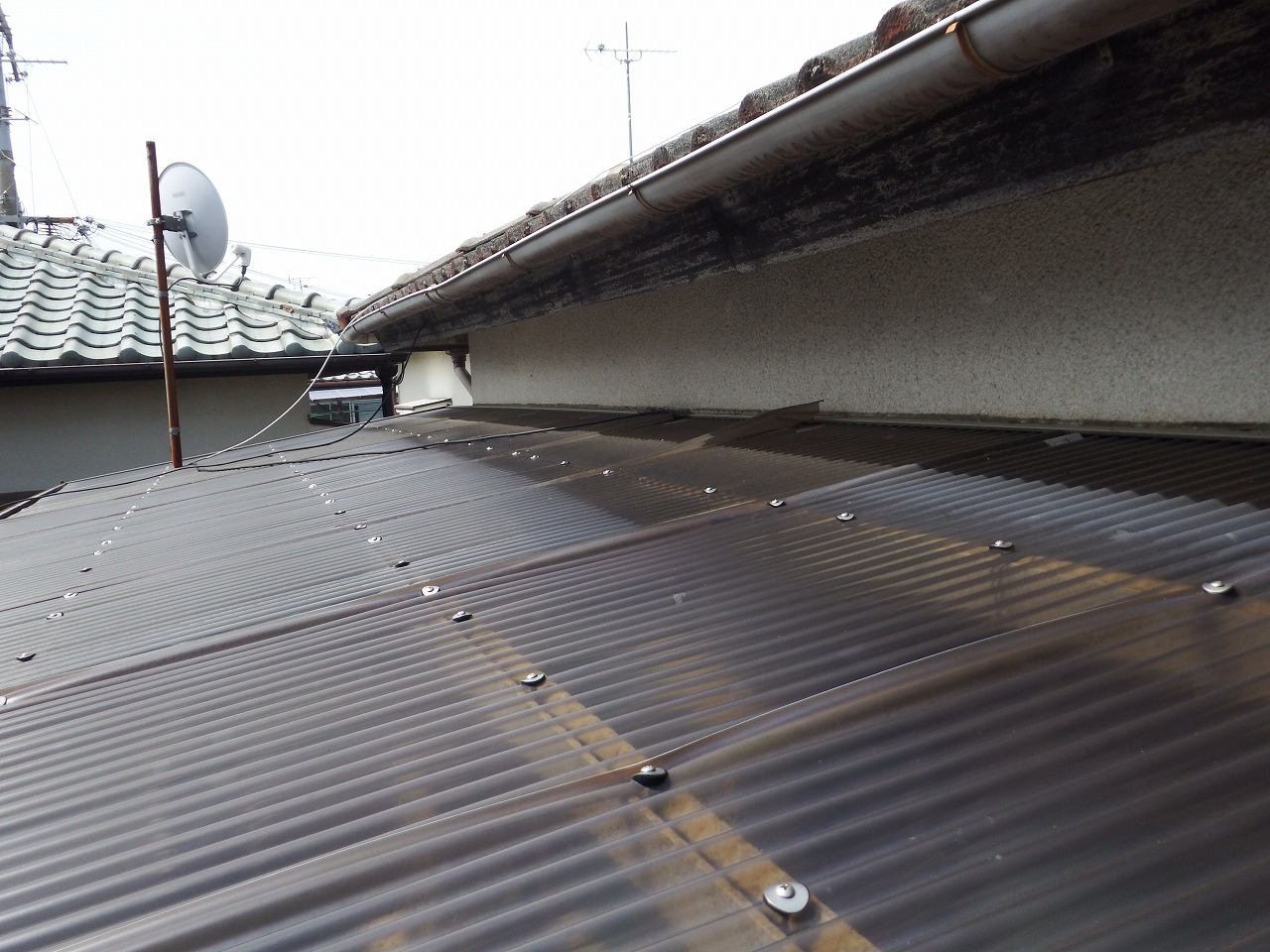 奈良市のベランダの古い波板屋根　施工前