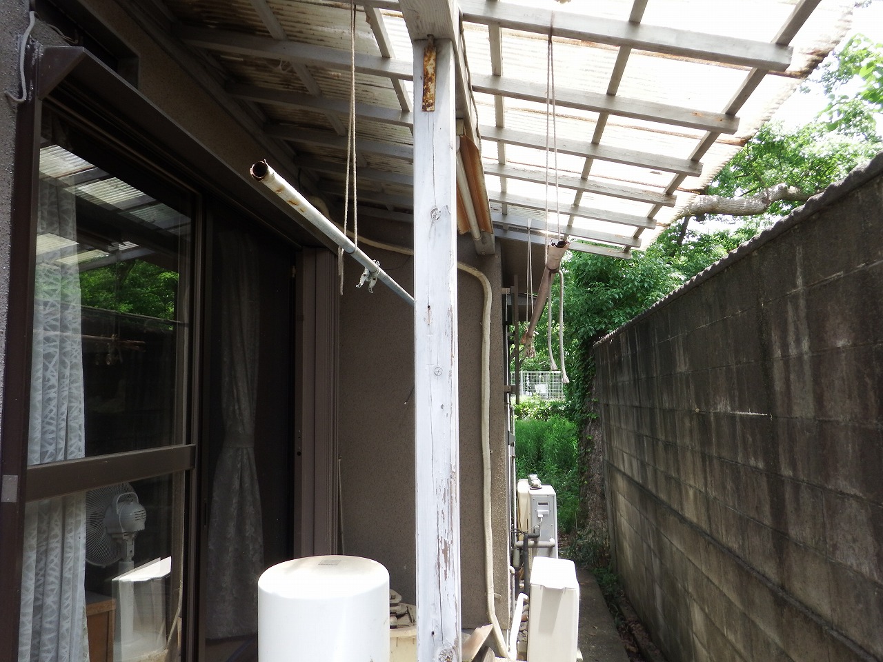 橿原市の雨樋工事、テラス屋根の雨樋撤去