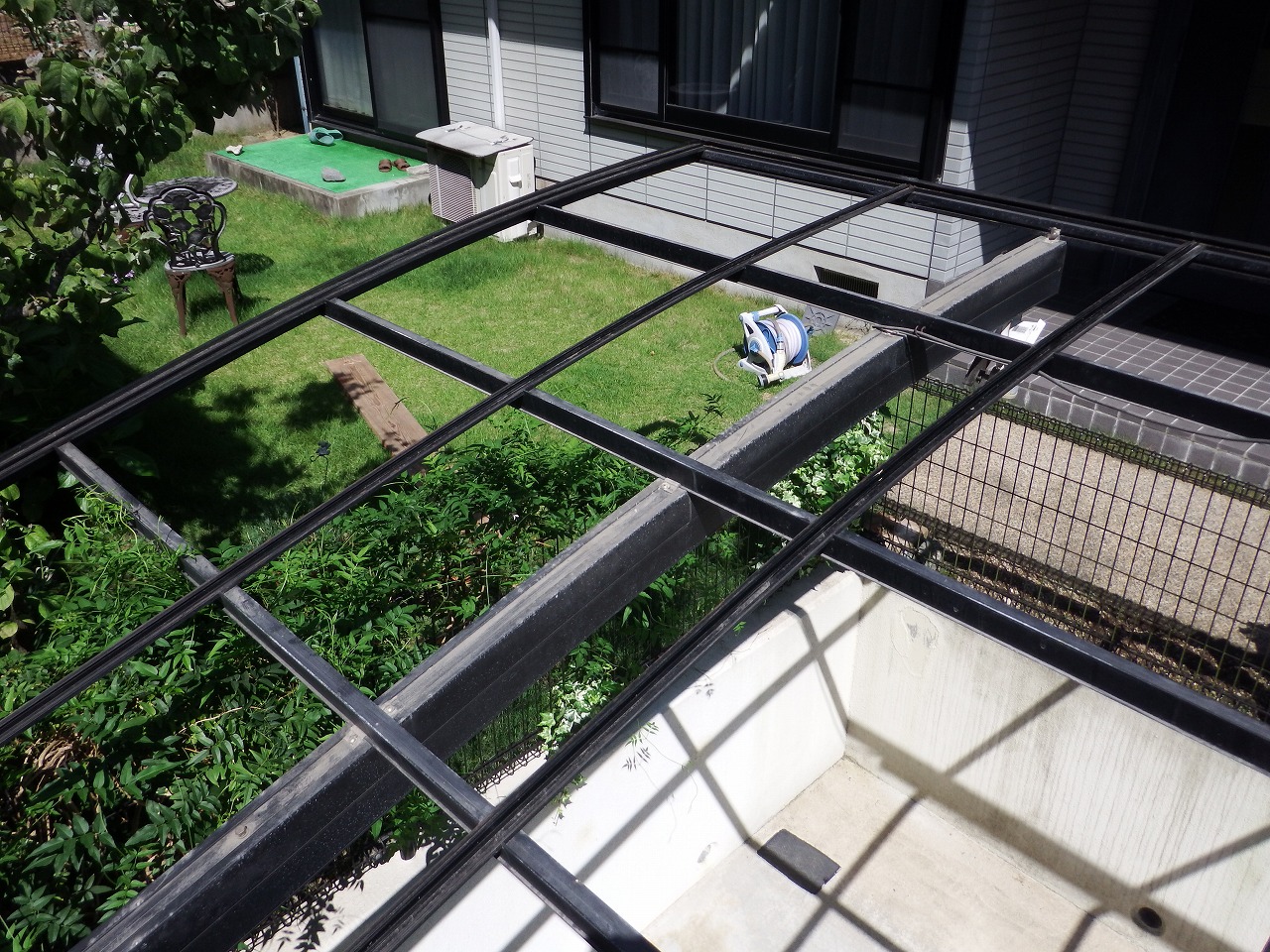 生駒市の割れたカーポート屋根撤去