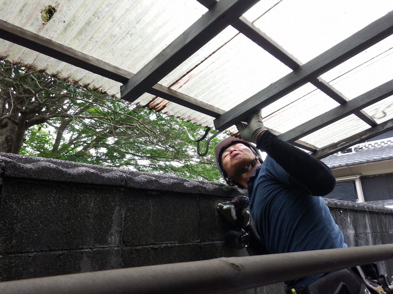 橿原市の雨樋工事、テラス屋根の雨樋金具確認