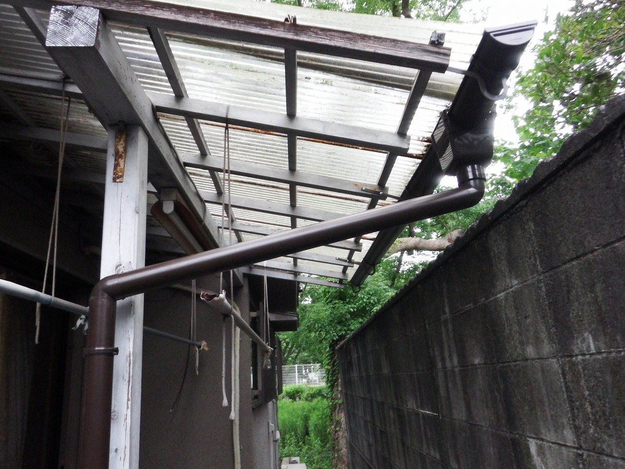 橿原市の雨樋工事、テラス屋根の雨樋設置