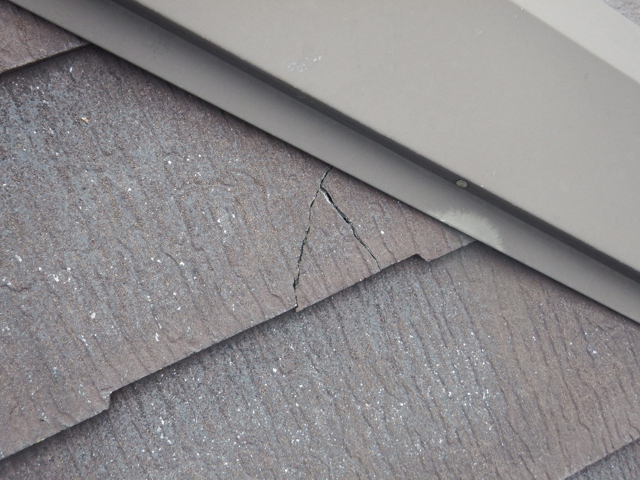 生駒市のスレート屋根、コロニアルNEOの破損