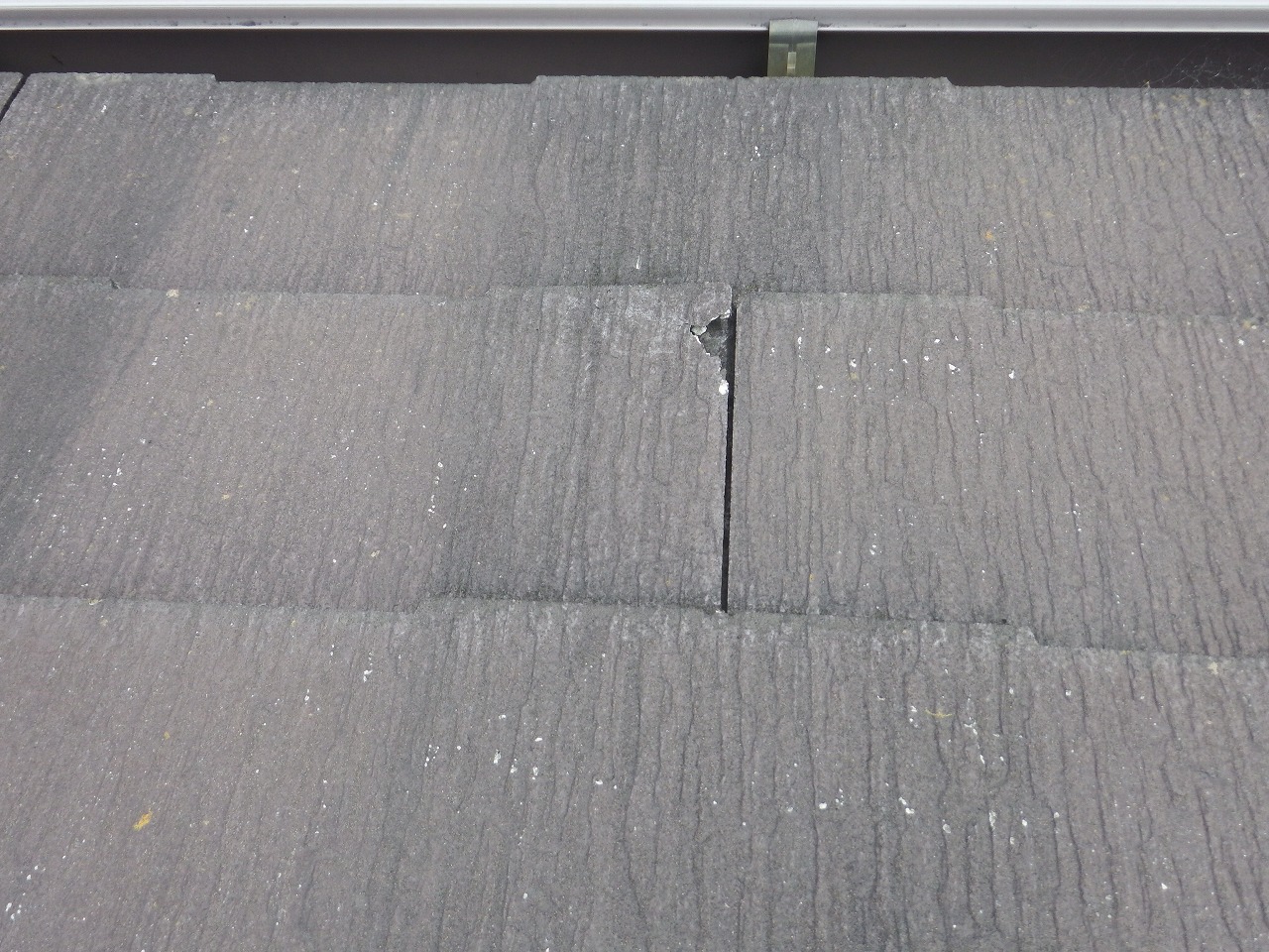 生駒市のスレート屋根、破損したコロニアルNEO