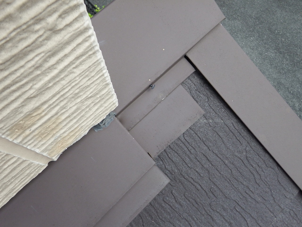 生駒市の1階屋根点検、棟板金の釘抜け