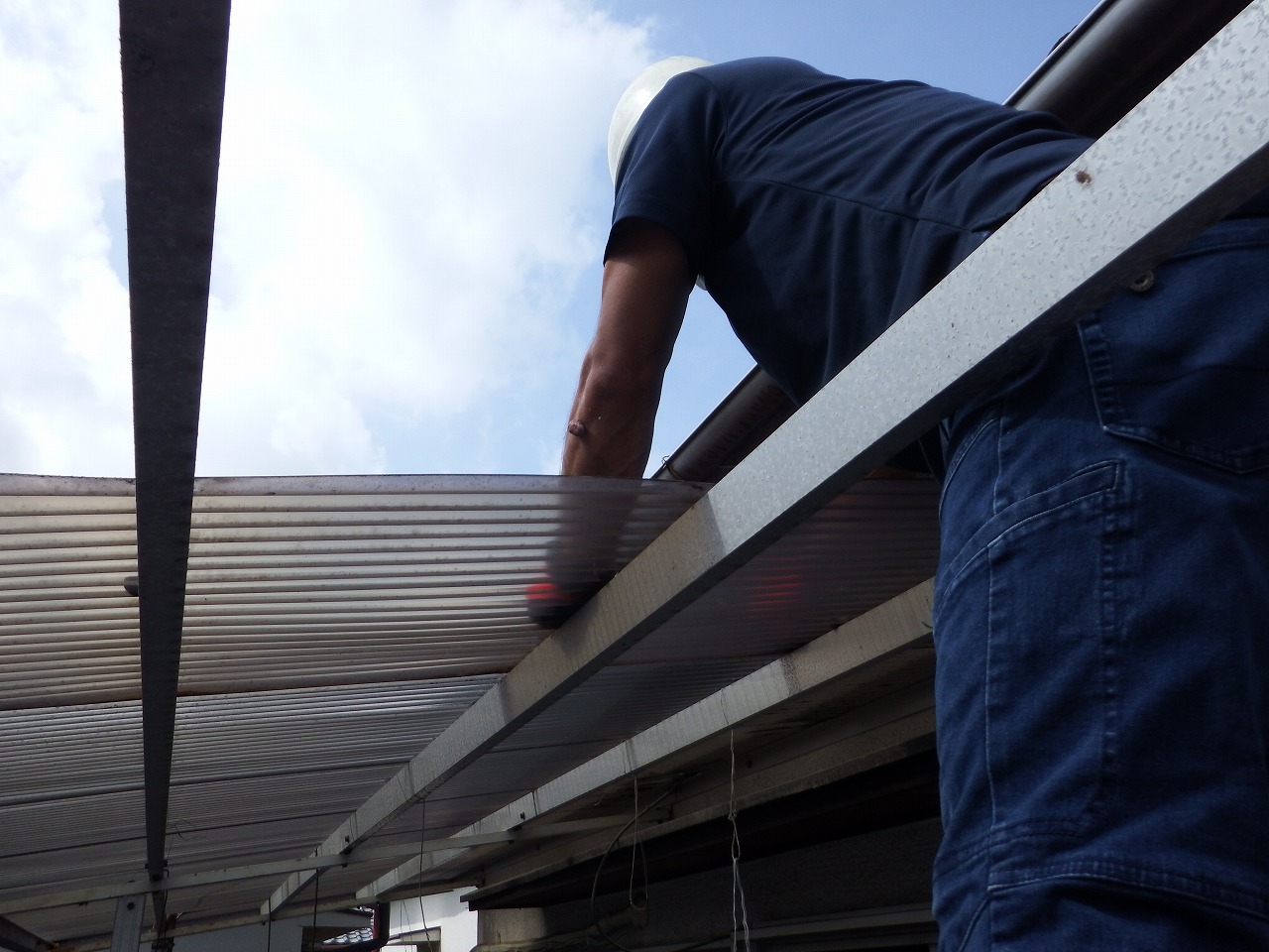 奈良市の強風で破損した波板屋根の撤去