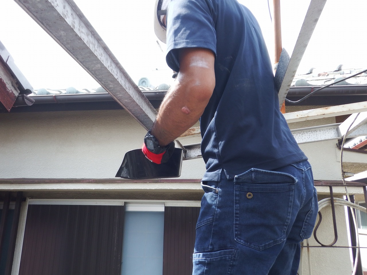 奈良市の強風で破損した波板屋根の溝の掃除