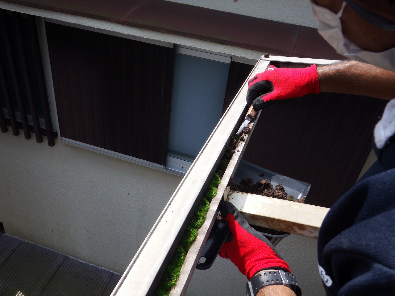 奈良市の強風で破損したベランダ屋根の溝の掃除