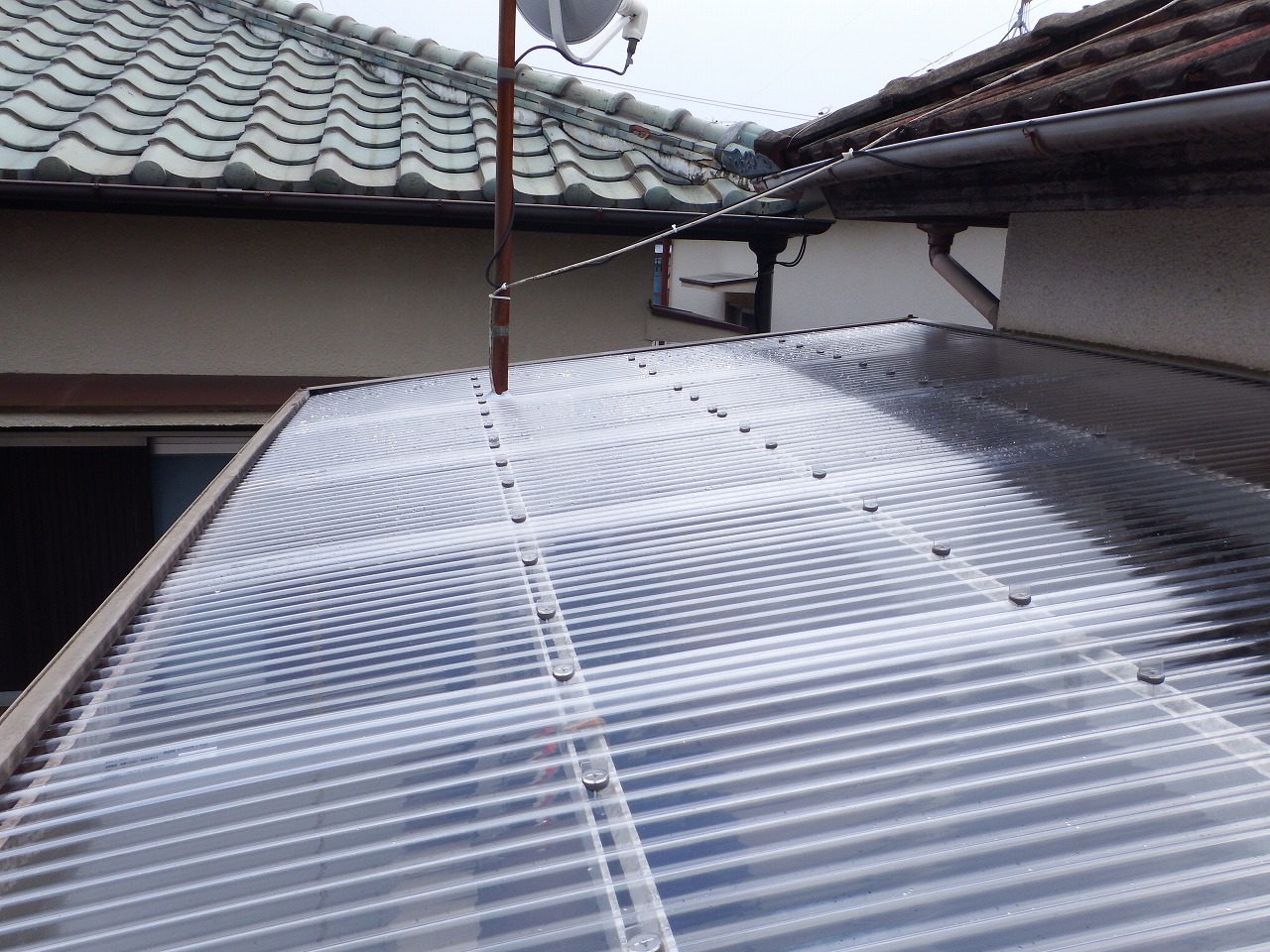 奈良市のベランダの新しいポリカ波板屋根