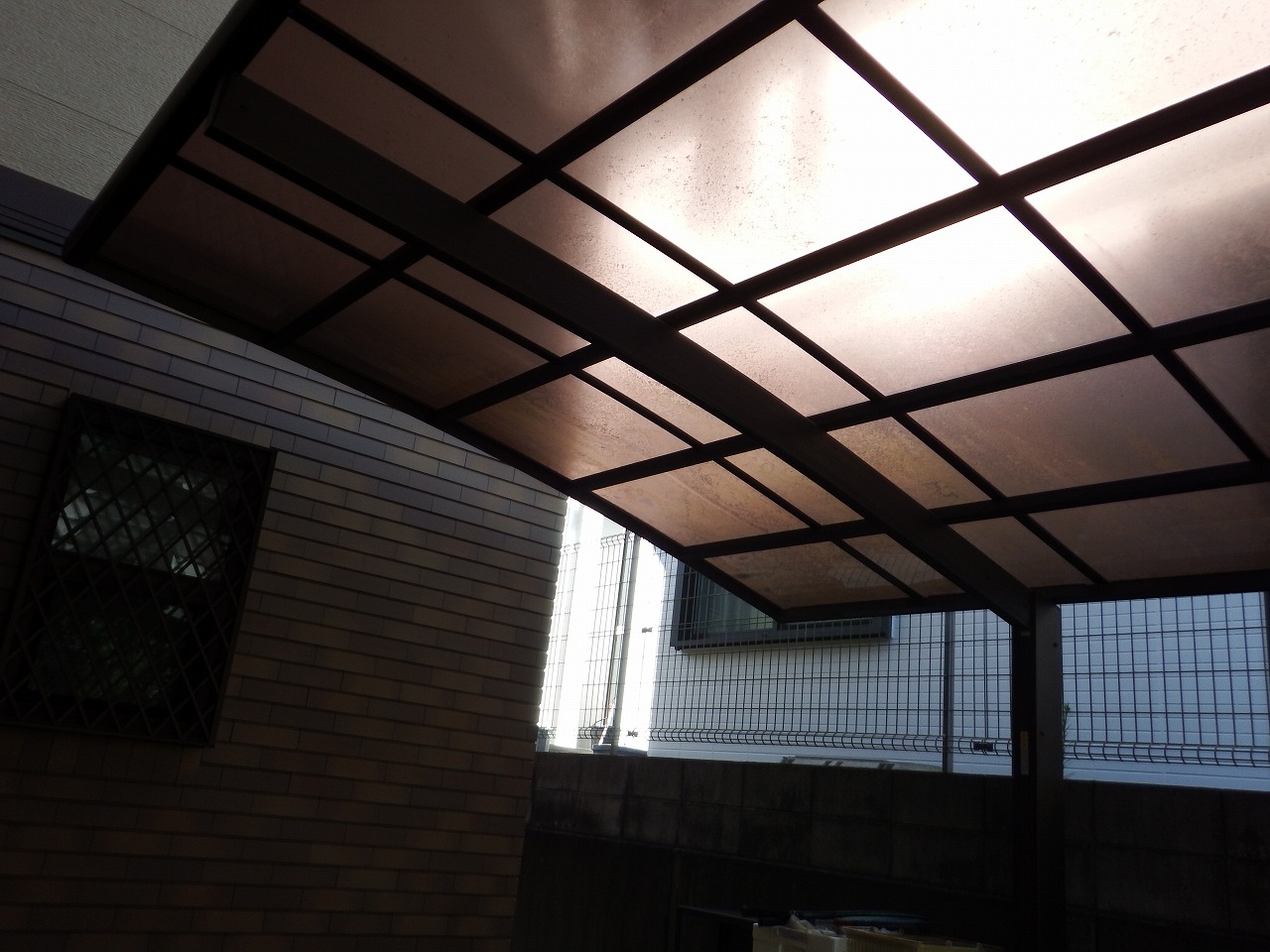 生駒市の塗装工事、隣接するカーポート