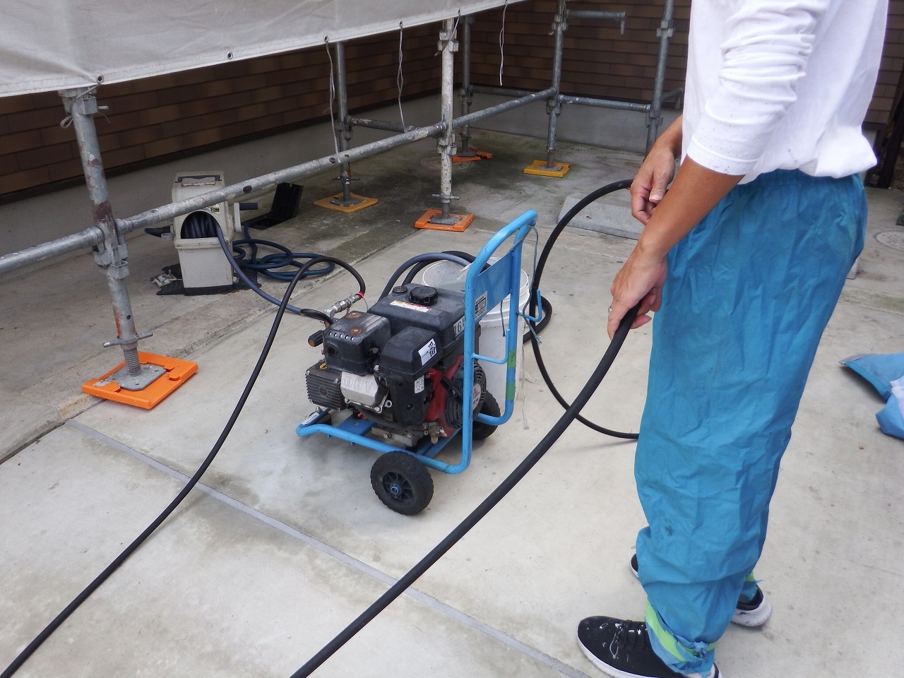 生駒市の屋根塗装現場で屋根の洗浄作業