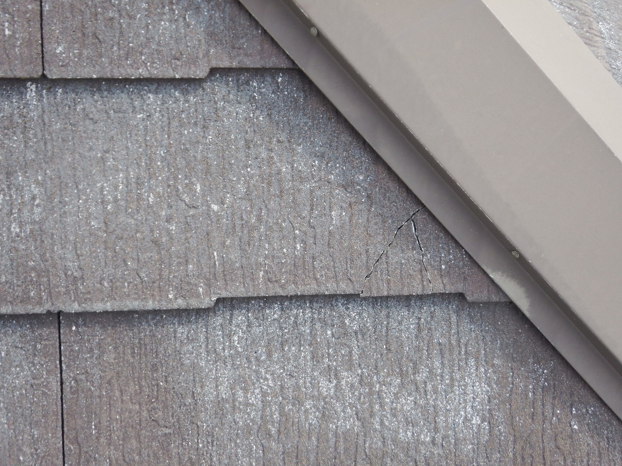 生駒市のスレート屋根、コロニアルNEOの破損