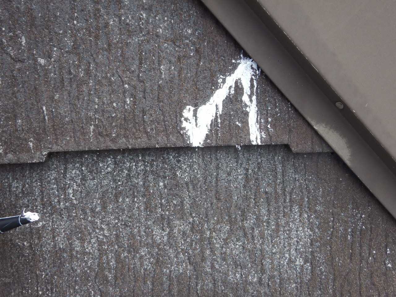 生駒市のスレート屋根、コロニアルNEOの破損部分のコーキング