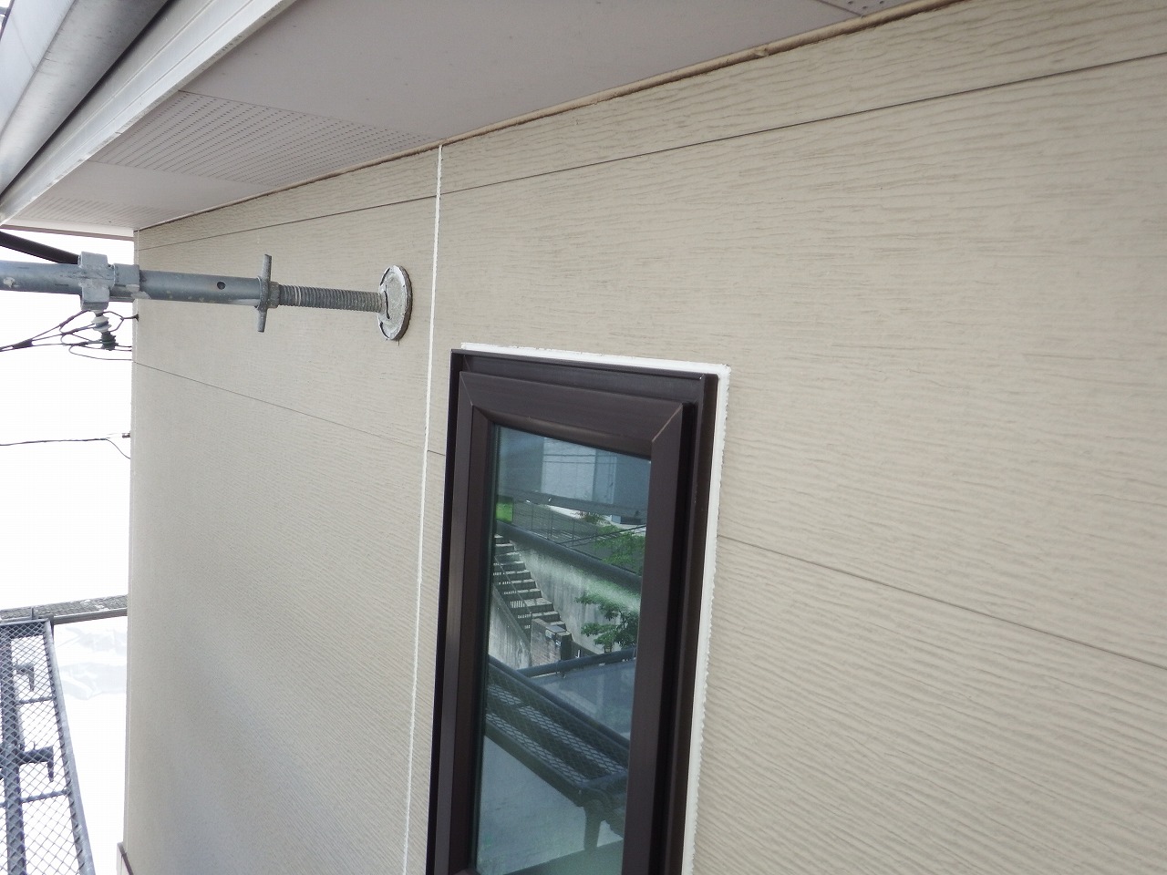 生駒市の屋根塗装現場で外壁のシール打ち