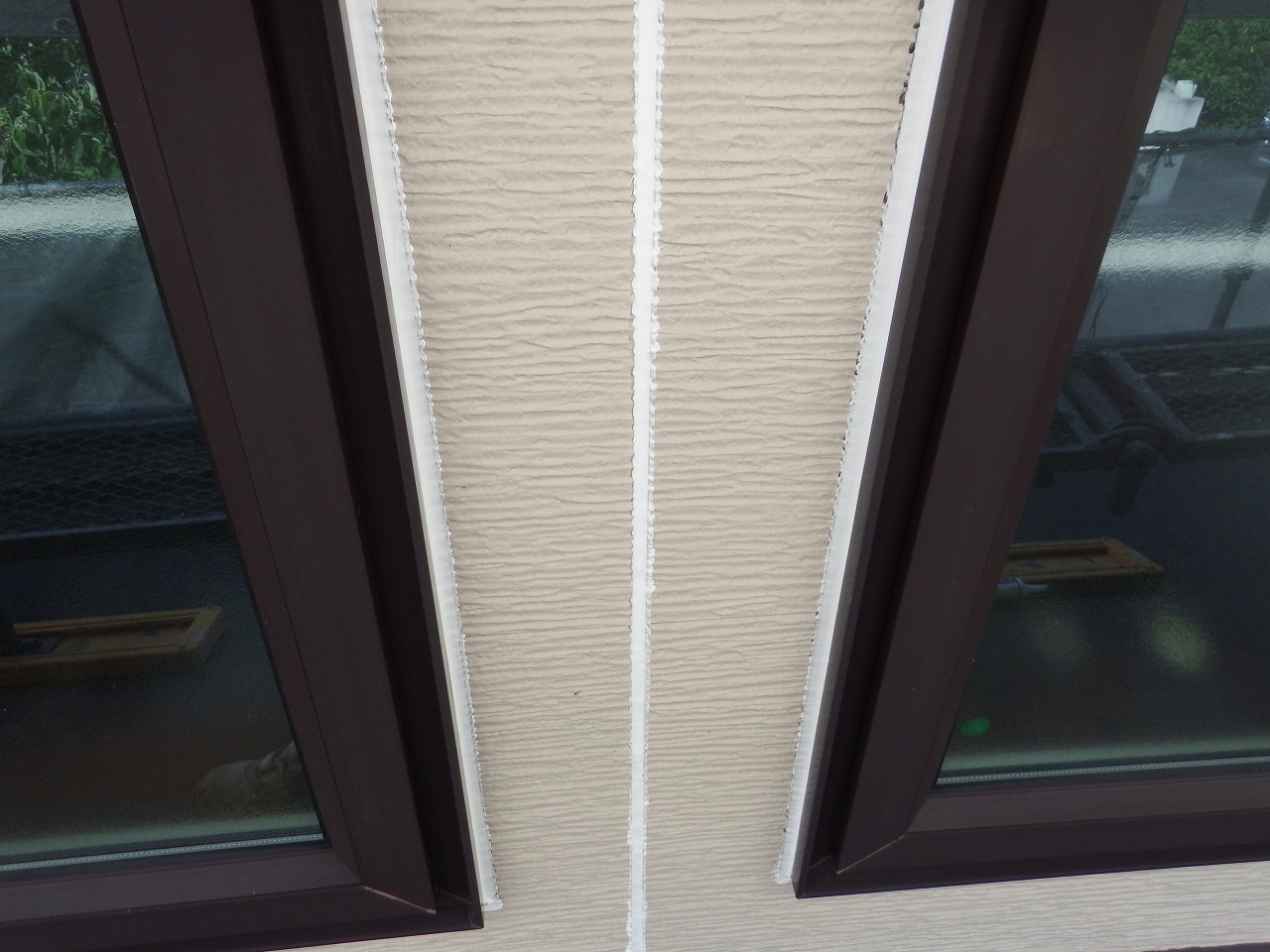 生駒市の外壁塗装現場で外壁のシール打ち