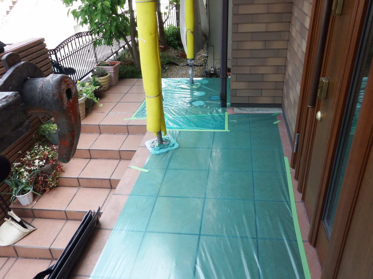 生駒市の外壁塗装工事、養生作業