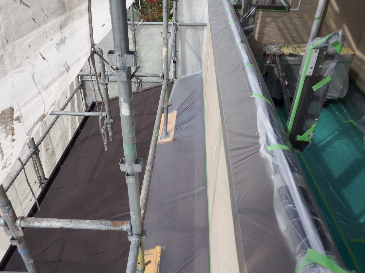 生駒市の外壁塗装工事、養生作業（ベランダ）