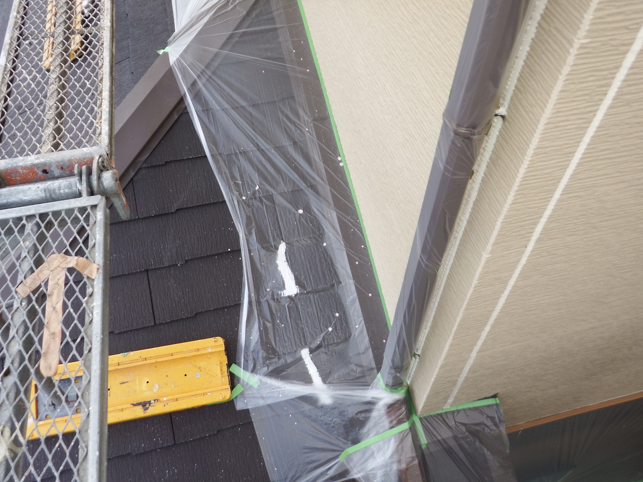 生駒市の外壁塗装工事、養生作業（雨樋）